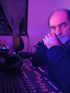 Artiste de musique surréalisme électronique - Xhenon dans son studio